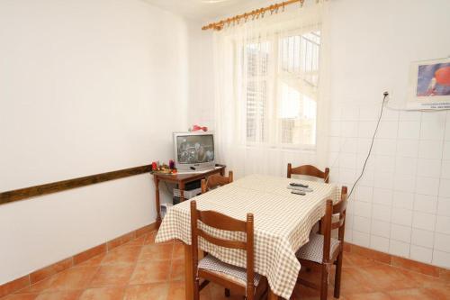 Family Friendly Seaside Apartments Vinisce (Trogir) - 5946