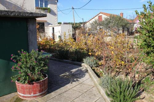 Family Friendly Seaside Apartments Vinisce (Trogir) - 5946