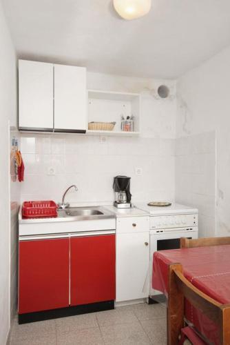 Family Friendly Seaside Apartments Vinisce (Trogir) - 5946