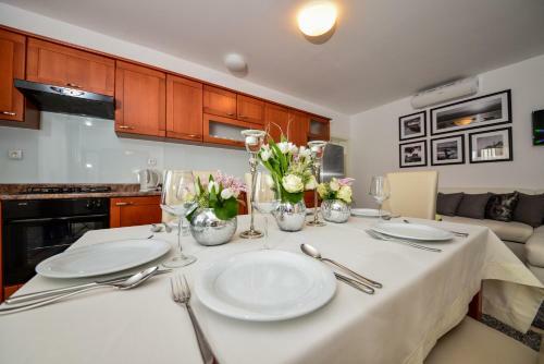 Sunset Deluxe Apartments