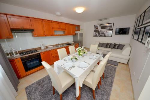 Sunset Deluxe Apartments
