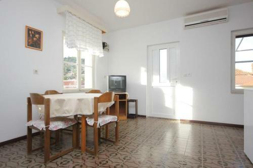 Apartments By The Sea Vis - 8534