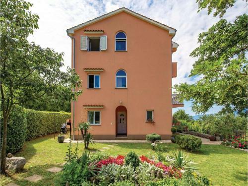 Three-bedroom Apartment In Viskovo