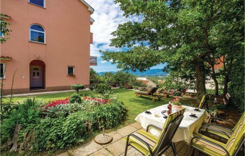 Three-bedroom Apartment In Viskovo