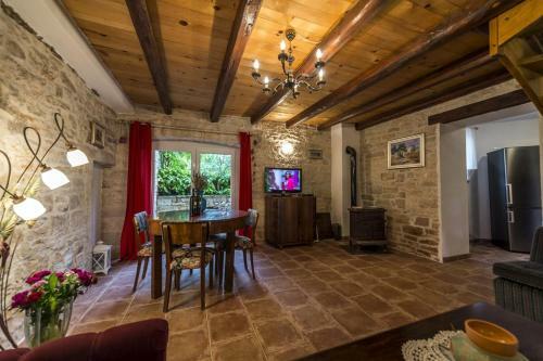 Villa Katarina&luka With Beautiful Garden And Pool