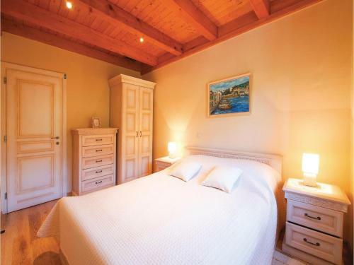 Four-bedroom Holiday Home In Vitaljina