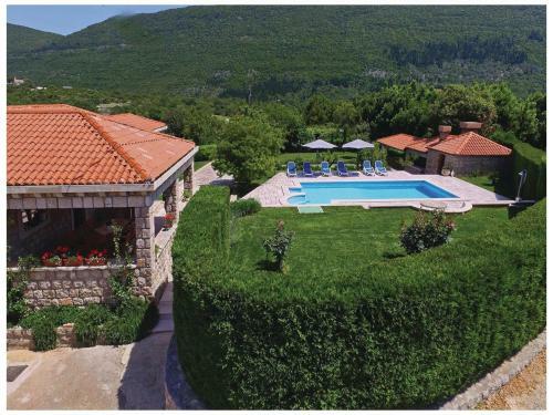 Four-bedroom Holiday Home In Vitaljina