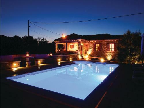 Four-bedroom Holiday Home In Vitaljina