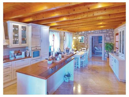 Four-bedroom Holiday Home In Vitaljina