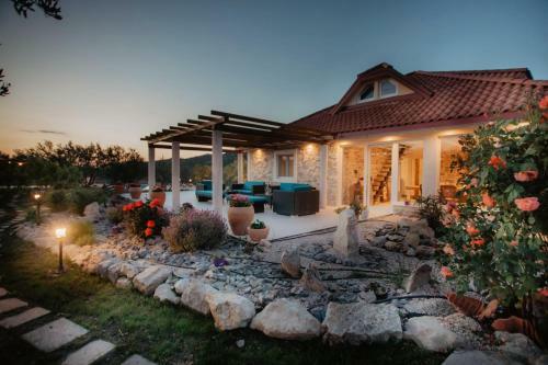 Villa Red Hacienda With Pool