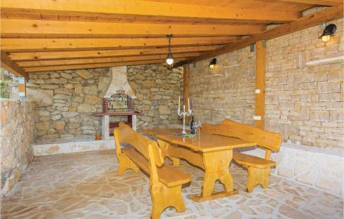 Two-bedroom Holiday Home In Vrana