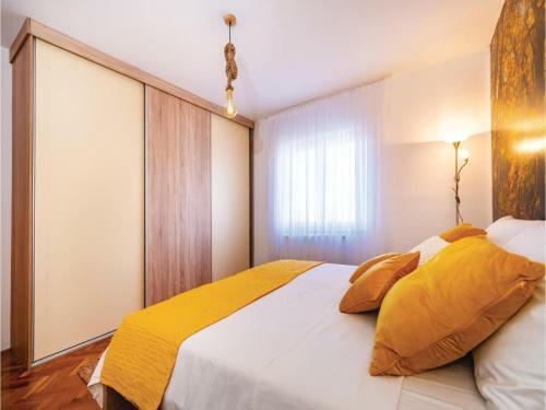 Six-bedroom Holiday Home In Vrana