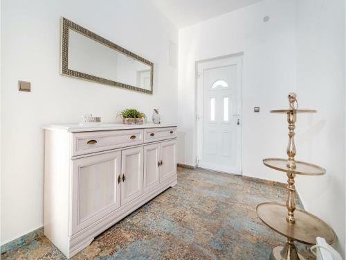 Six-bedroom Holiday Home In Vrana