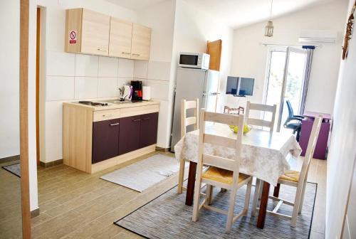 Apartments By The Sea Vrsi - Mulo (Zadar) - 12519