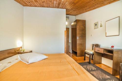 Hostal Apartments And Rooms Ana Pomer 217