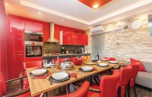 Four-bedroom Holiday Home In Vantacici