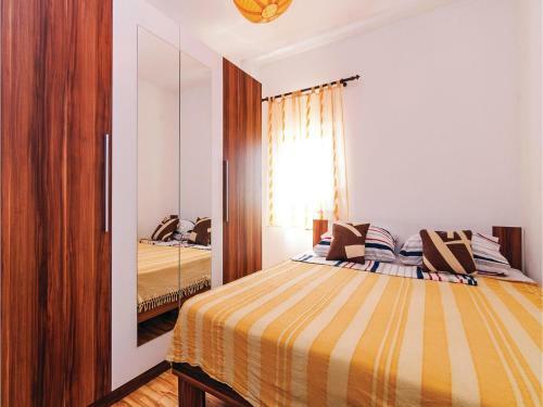 Two-bedroom Apartment In Posedarje