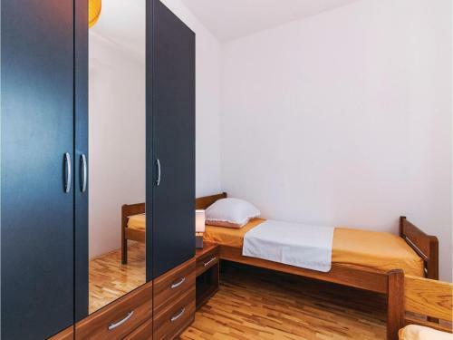 Two-bedroom Apartment In Posedarje
