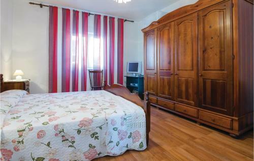 Three-bedroom Apartment In Posedarje
