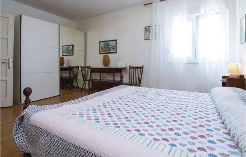 Three-bedroom Apartment In Posedarje
