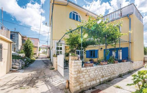 Three-bedroom Apartment In Posedarje