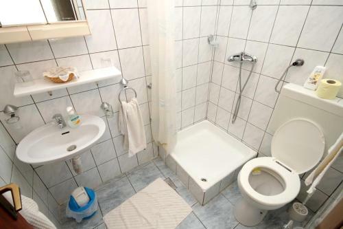 Hostal Rooms With A Swimming Pool Preko (ugljan) - 8180