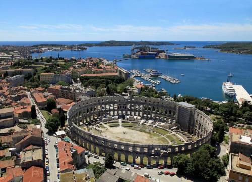 Apartments With A Parking Space Pula - 6985