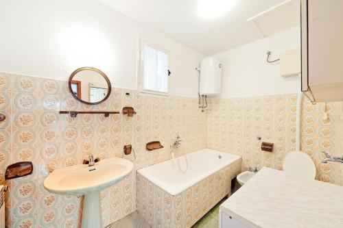 Apartments By The Sea Rogoznica - 1090