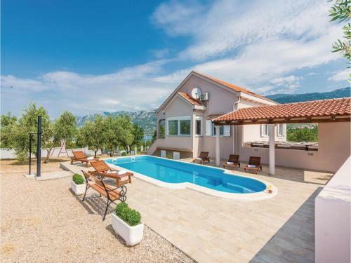 Five-bedroom Holiday Home In Rovanjska