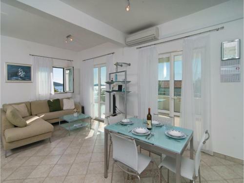 Three-bedroom Holiday Home Sevid With Sea View 09