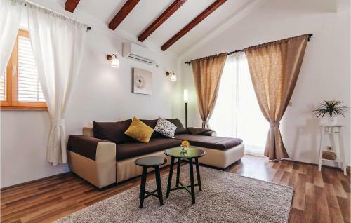 Four-bedroom Holiday Home In Sikovo