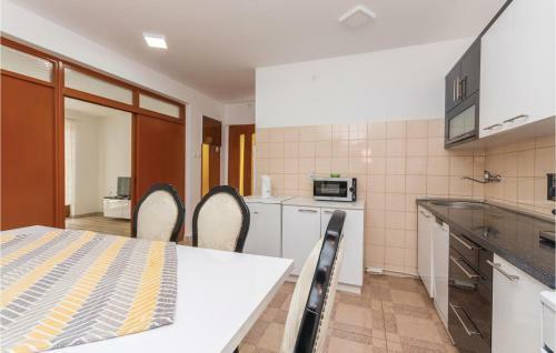 Four-bedroom Holiday Home In Sikovo