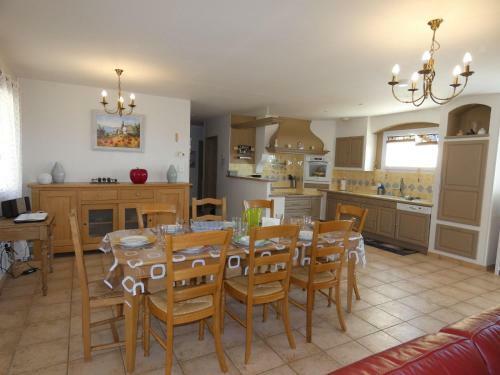 Picturesque Villa In Saint-paul-trois-chateaux With Pool