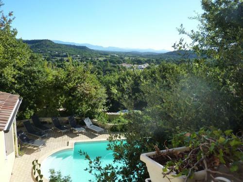 Picturesque Villa In Saint-paul-trois-chateaux With Pool