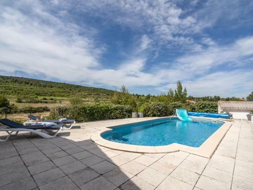 Alluring Villa In Pouzols-minervois With Jacuzzi