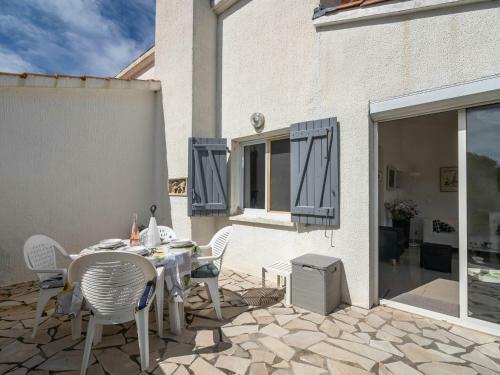 Alluring Villa In Pouzols-minervois With Jacuzzi