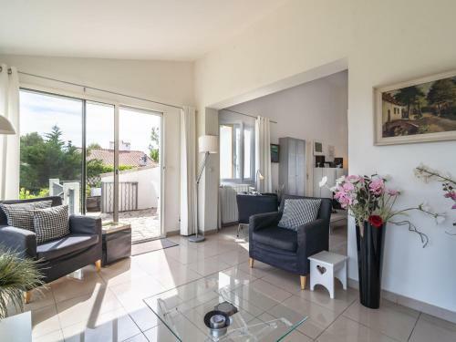 Alluring Villa In Pouzols-minervois With Jacuzzi