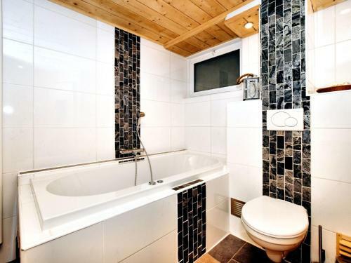 Luxurious Chalet In Septon With Jacuzzi