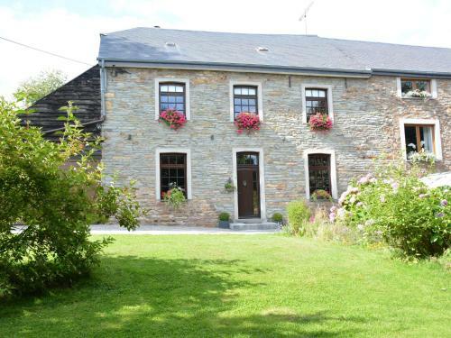 Spacious Holiday Home In Vaux-sur-sure With Garden