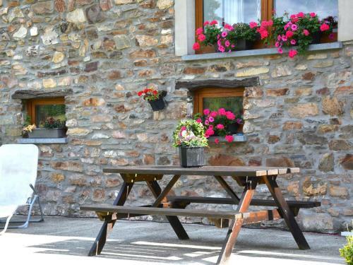 Spacious Holiday Home In Vaux-sur-sure With Garden