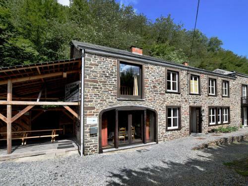 Vintage Holiday Home With Barbecue In Rendeux