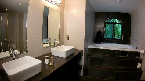Hotel Show Pony Beach Resort And Suites