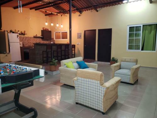 Hostal La Saloma Airport Lodge