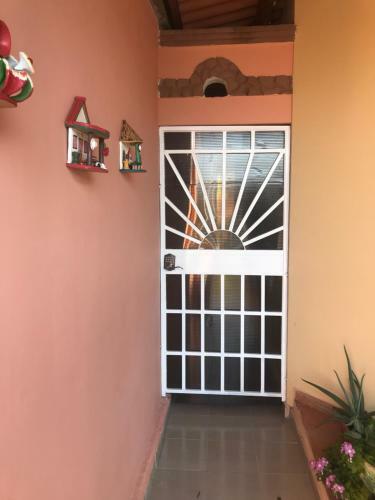 Hostal La Saloma Airport Lodge
