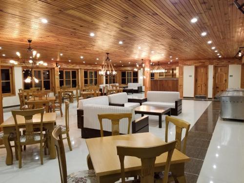 Hotel Chinar Resorts