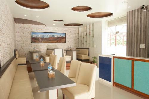 Oyo 359 The Sr Hotel