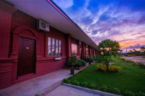 Hotel Royal Emerald River View Resort