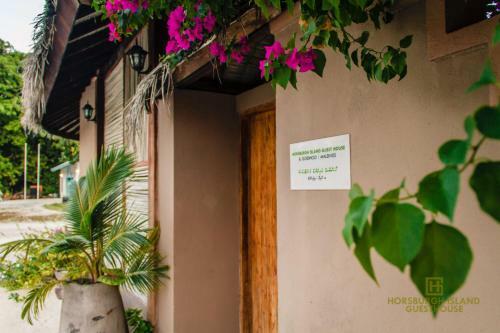 Hostal Horsburgh Island Guesthouse
