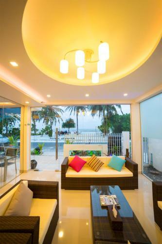 Hostal The White Harp Beach Hotel