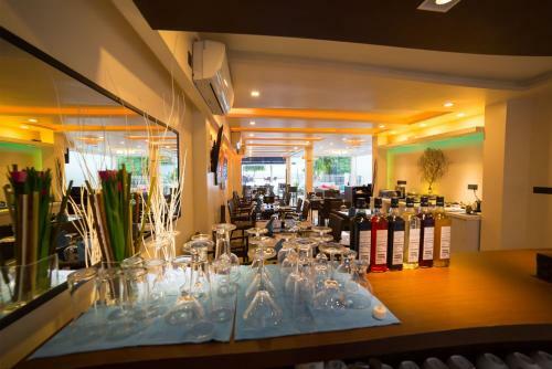 Hostal The White Harp Beach Hotel